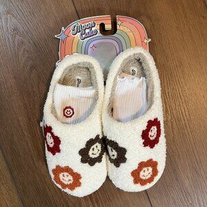 Moon Cake NWT Cream Happy Face Flower Fuzzy Slippers and Socks Set Sz 5/6